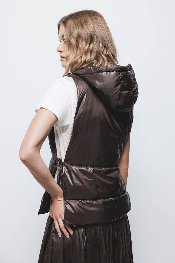 Gilet imbottito con cappuccio e lacci laterali