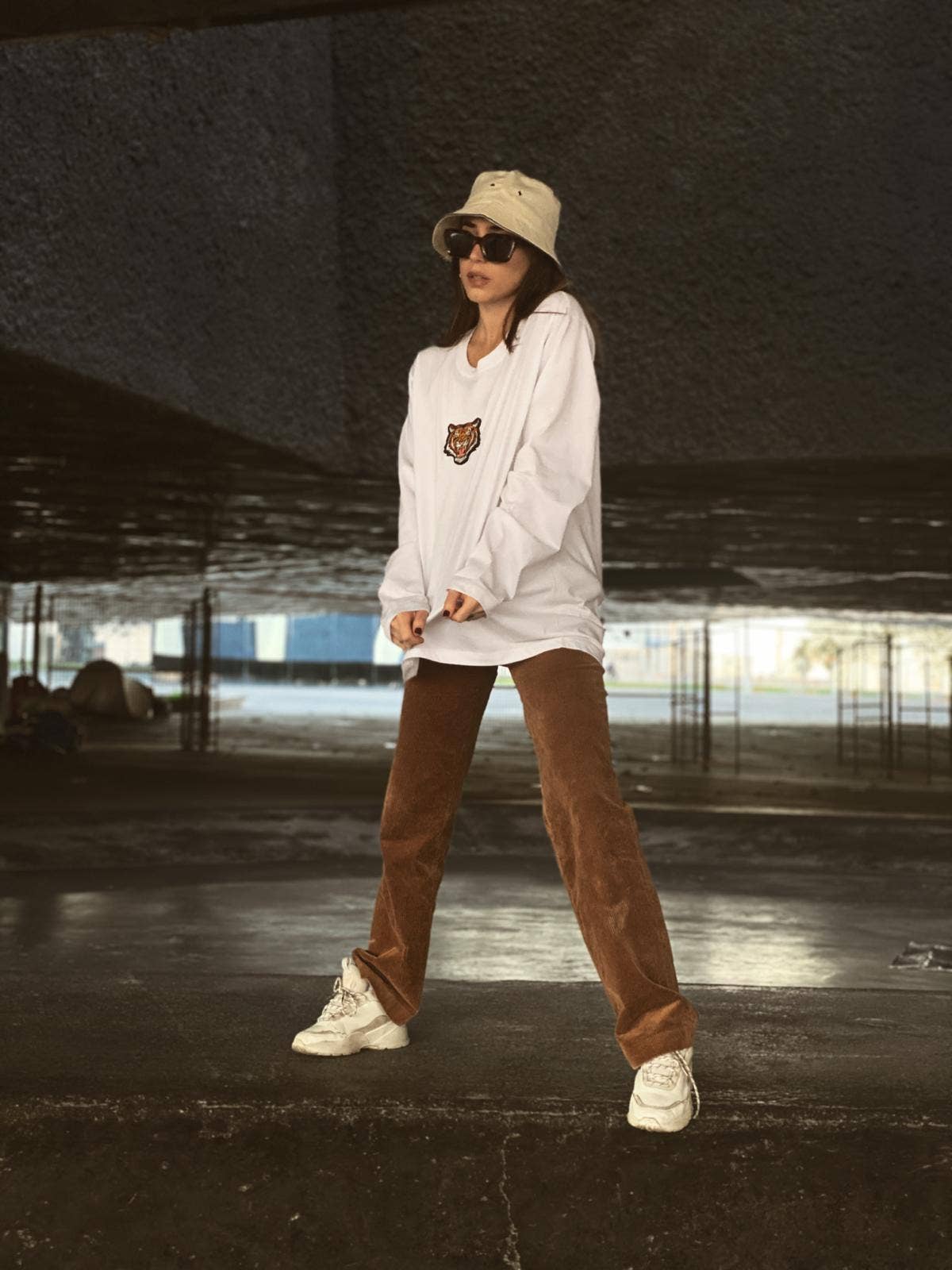Cappello a secchiello beige con ricamo tigre
