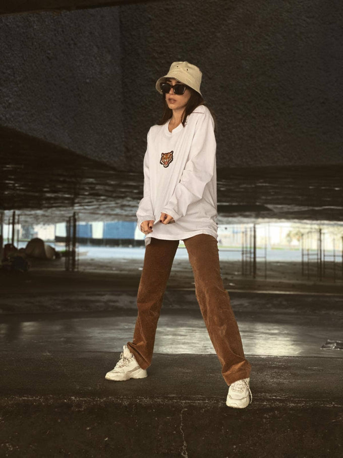 Cappello a secchiello beige con ricamo tigre