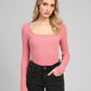 Top a maniche lunghe rosa con scollo quadrato