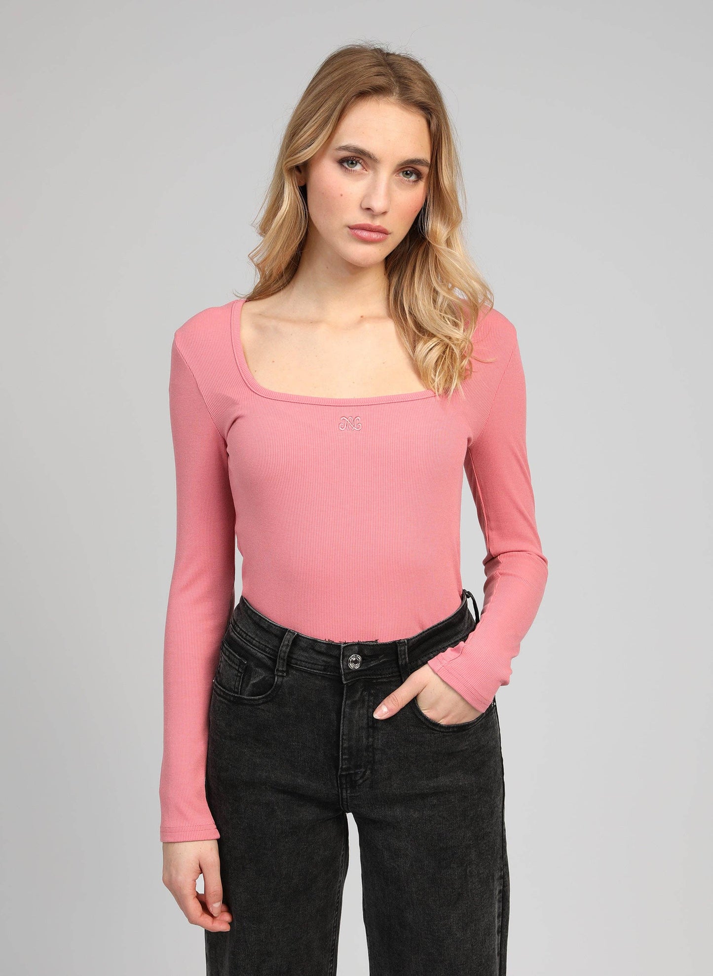 Top a maniche lunghe rosa con scollo quadrato