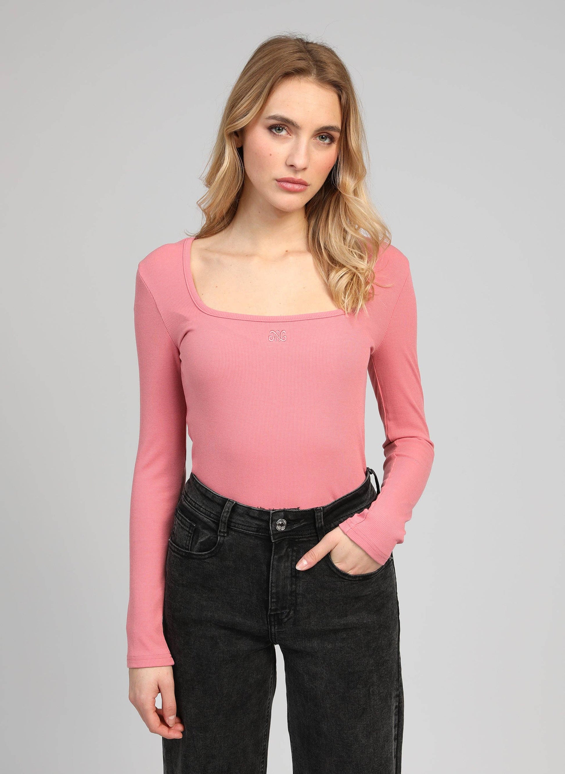 Top a maniche lunghe rosa con scollo quadrato