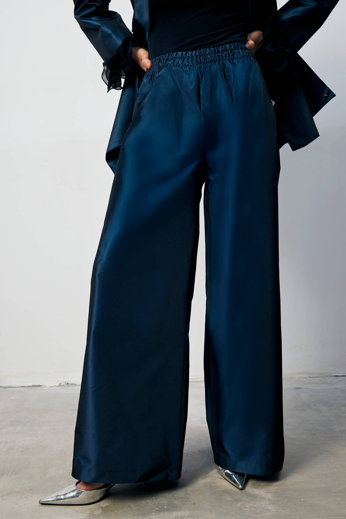 Completo donna blu navy con giacca asimmetrica e pantaloni palazzo