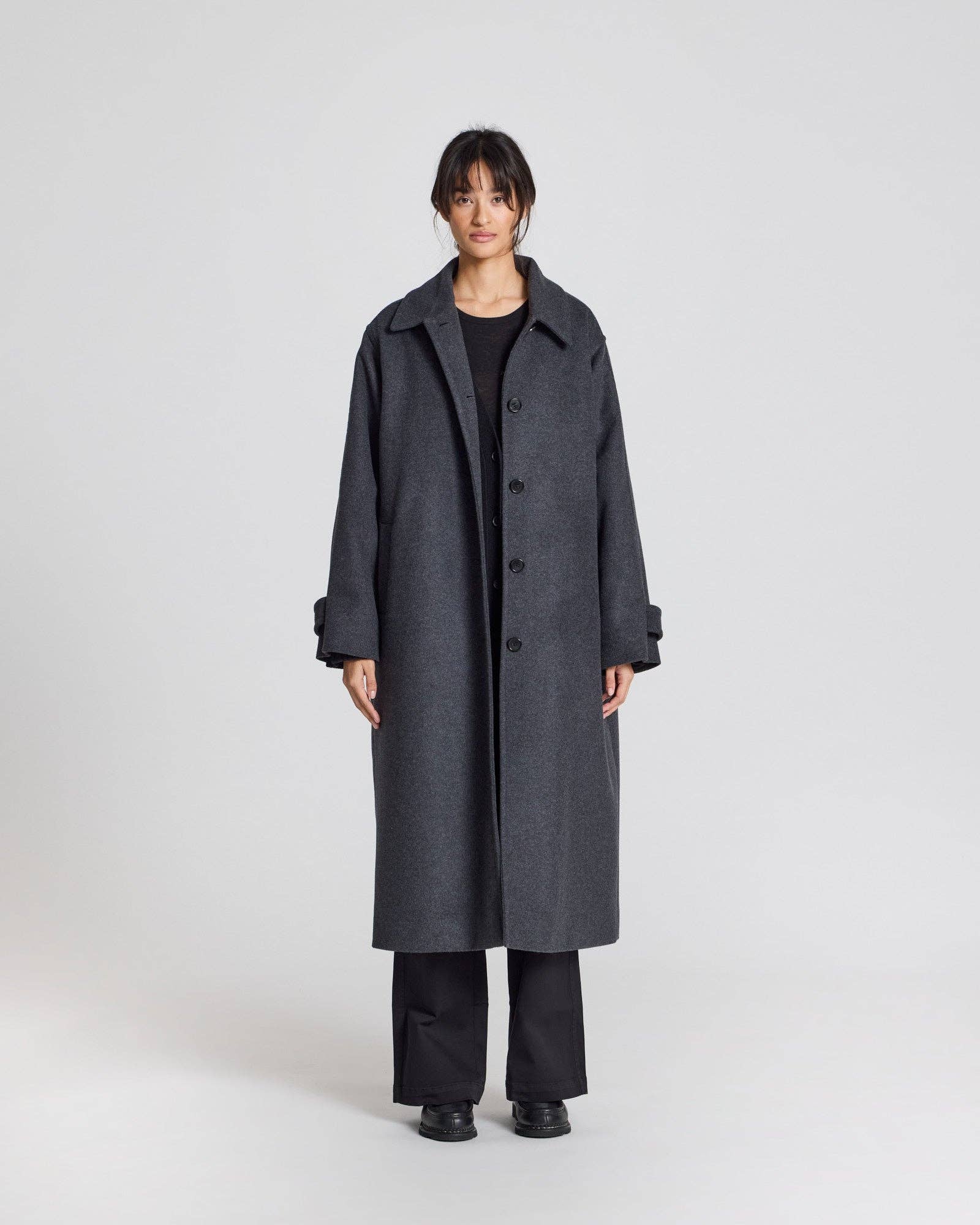 Cappotto lungo oversize Tove in lana riciclata grigio scuro mélange