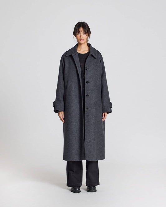 Cappotto lungo oversize Tove in lana riciclata grigio scuro mélange
