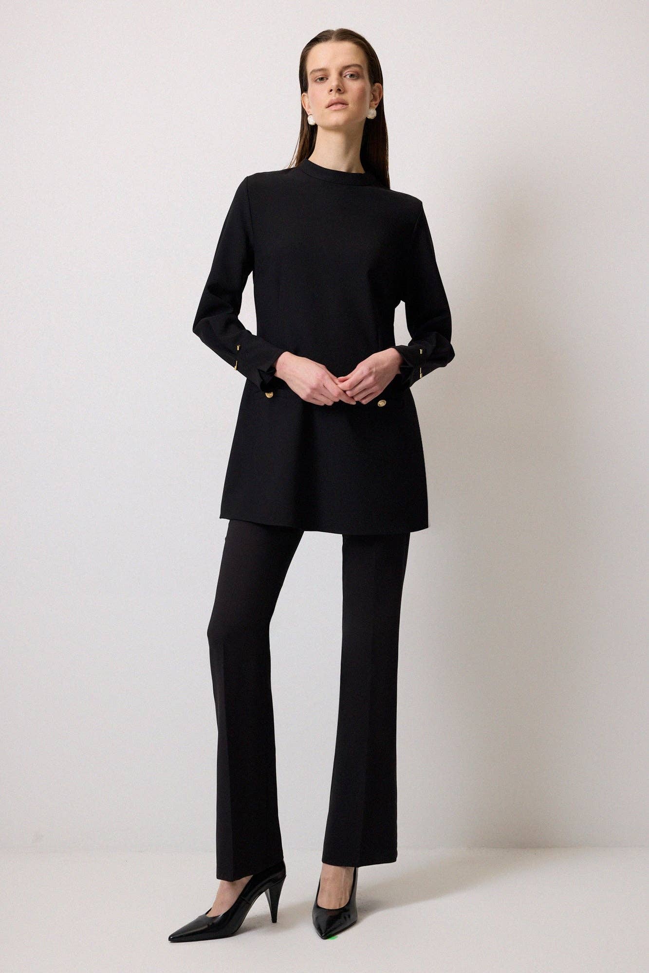 Tunica nera a collo alto con dettagli oro