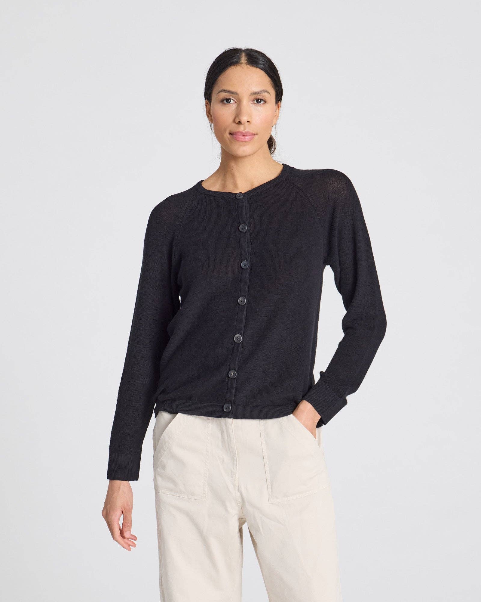 Cardigan Ella in cotone biologico a costine con bottoni, nero