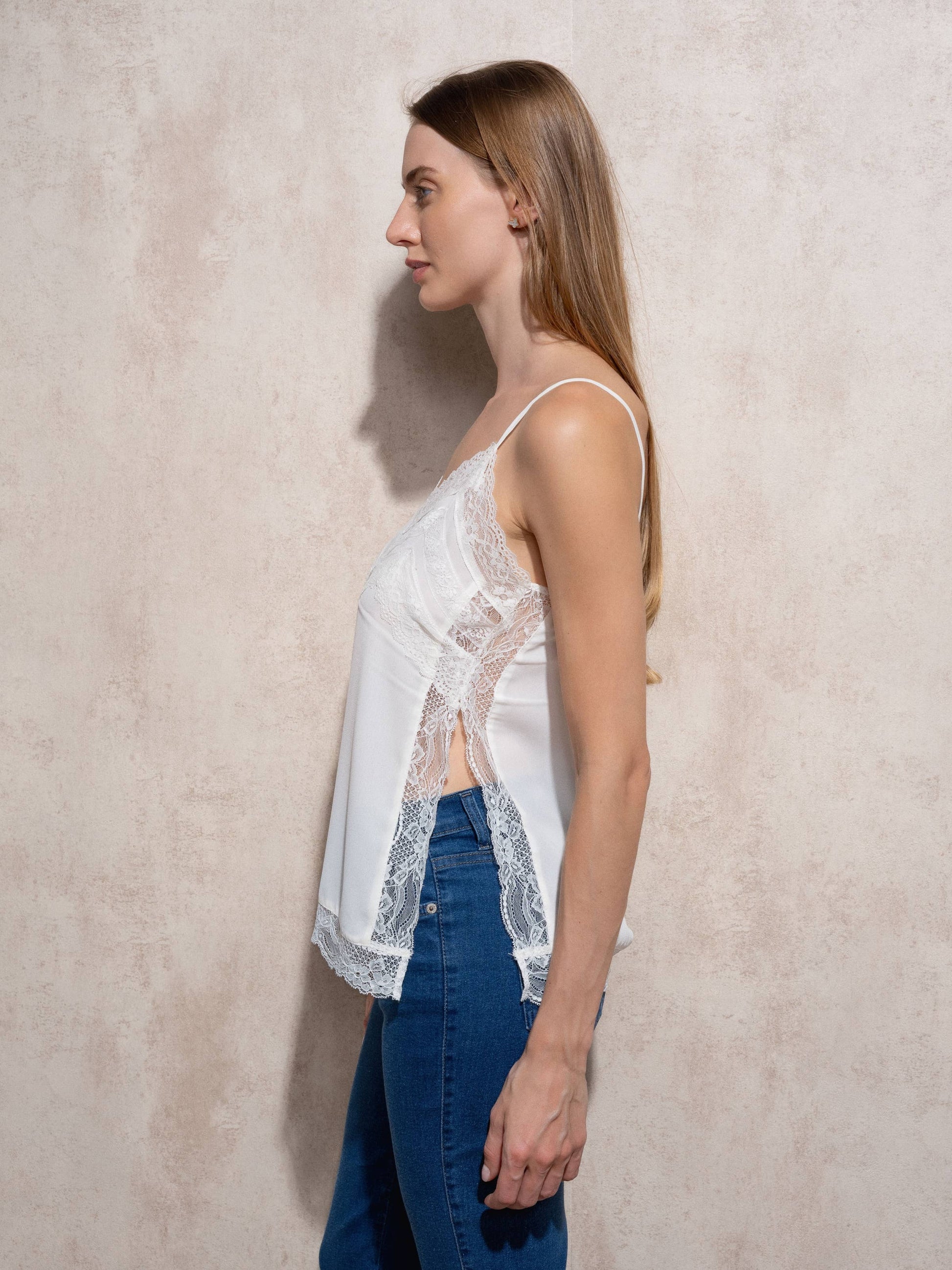 Top in raso con dettagli in pizzo