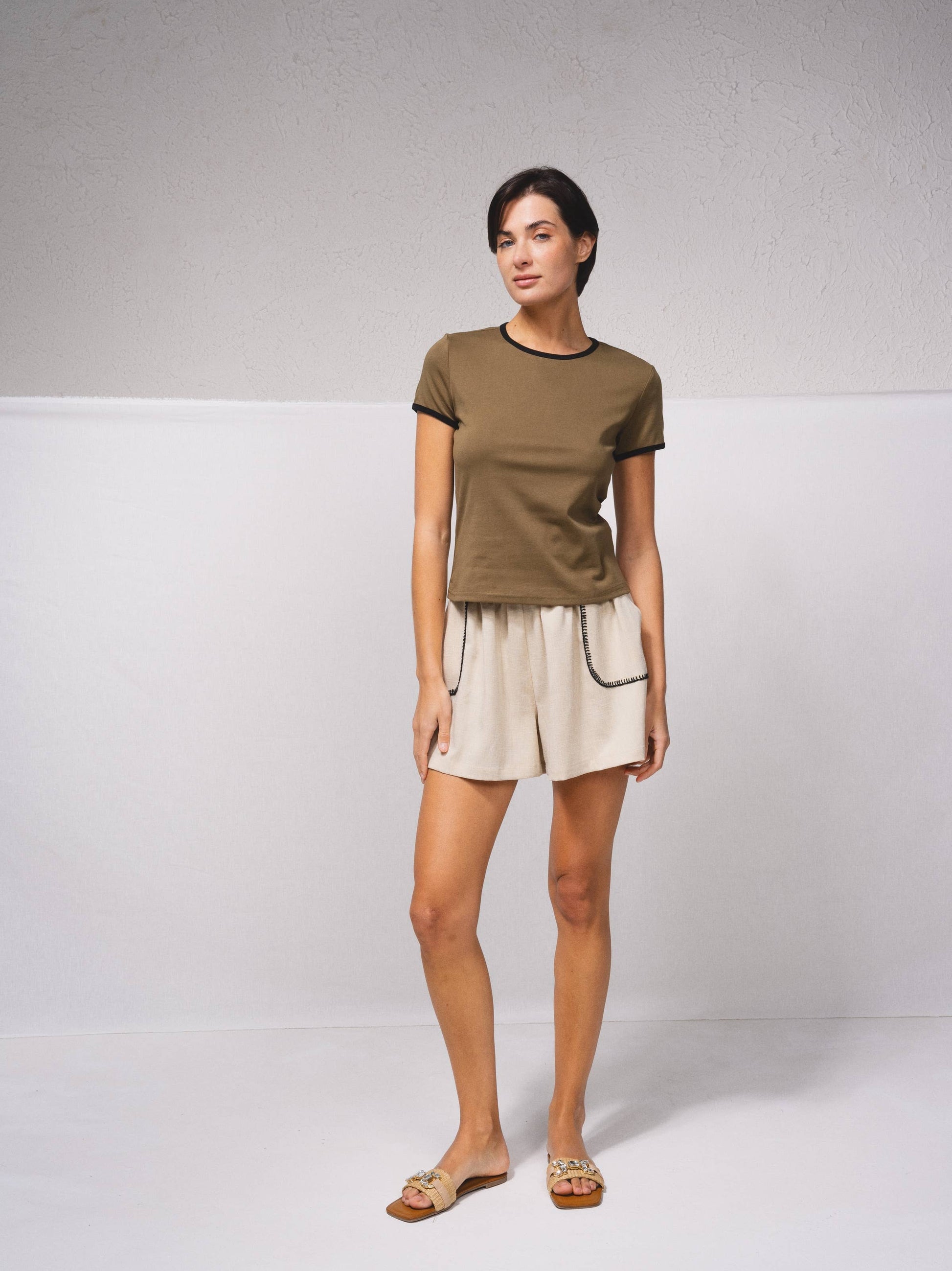 T-shirt bicolor con bordi a contrasto