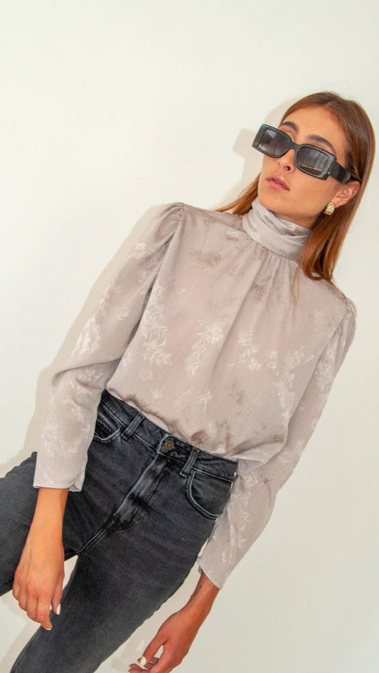 Blusa jacquard con collo alto e maniche a sbuffo