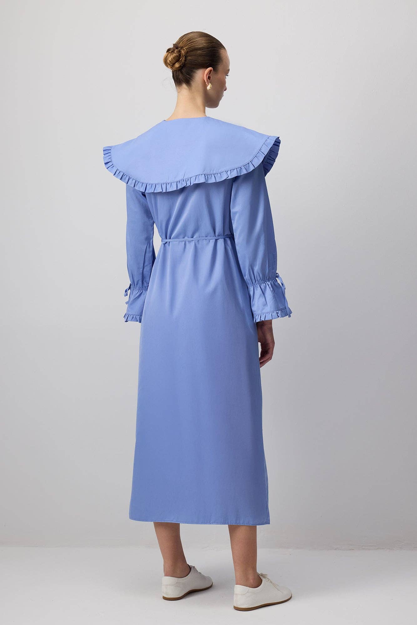 Abito camicia con maxi colletto arricciato