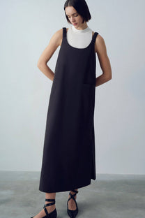 Abito salopette nero con spalline strutturate