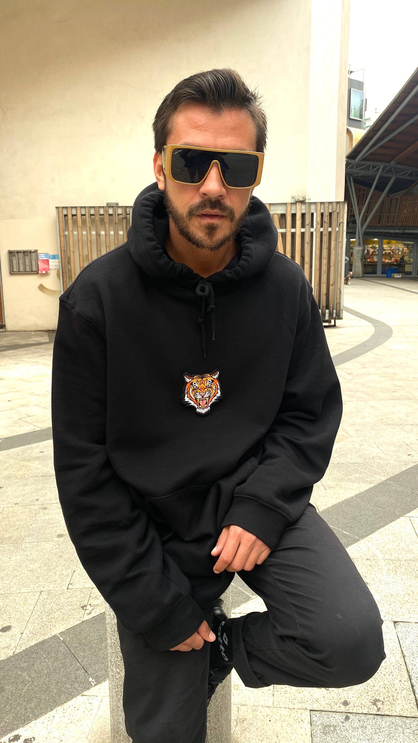 Felpa nera oversize unisex con ricamo tigre