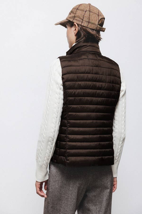 Gilet trapuntato con collo alto