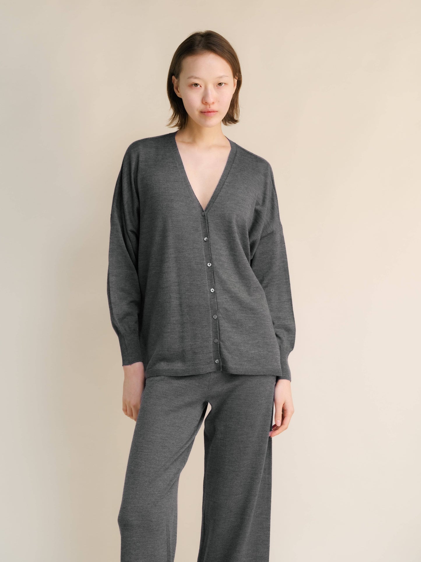 Cardigan oversize in lana merino extrafine con scollo a V
