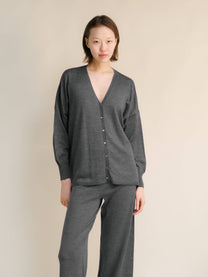 Cardigan oversize in lana merino extrafine con scollo a V