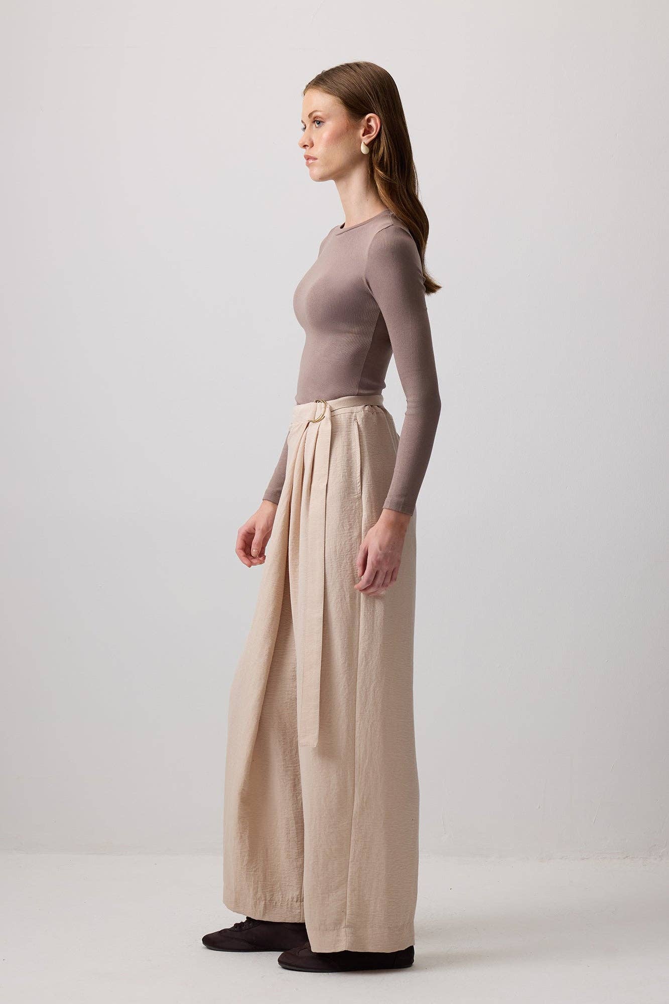 Pantaloni beige a gamba larga con cintura avvolgente