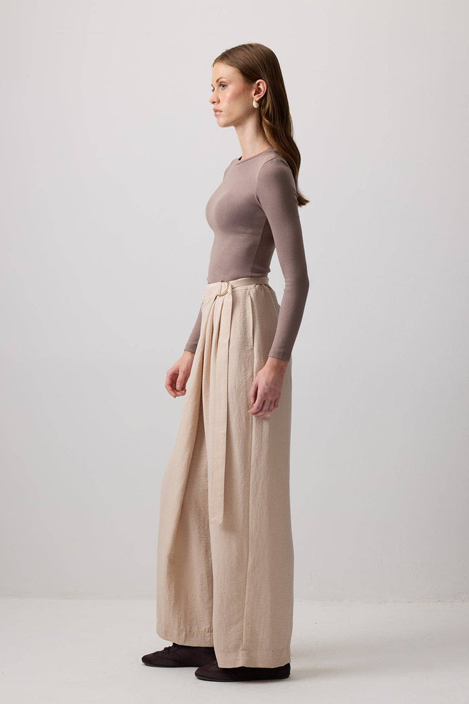 Pantaloni beige a gamba larga con cintura avvolgente