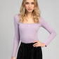 T-shirt lilla a costine con scollo quadrato