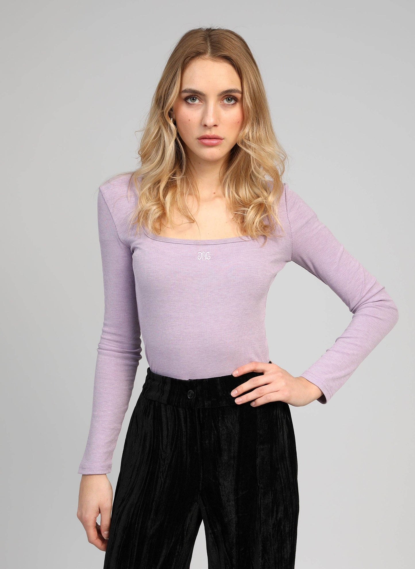 T-shirt lilla a costine con scollo quadrato