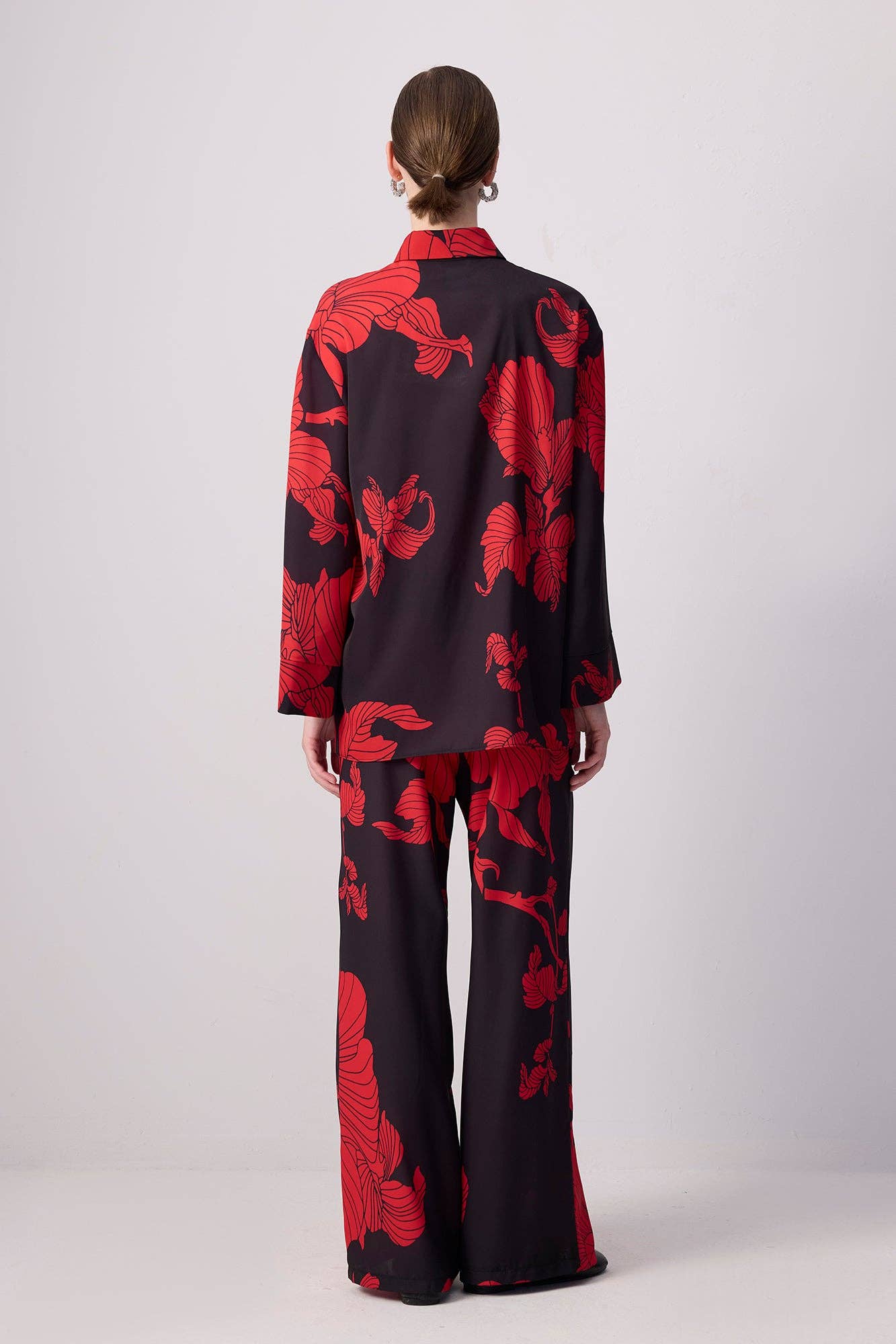 Set camicia e pantaloni palazzo a fiori rossi