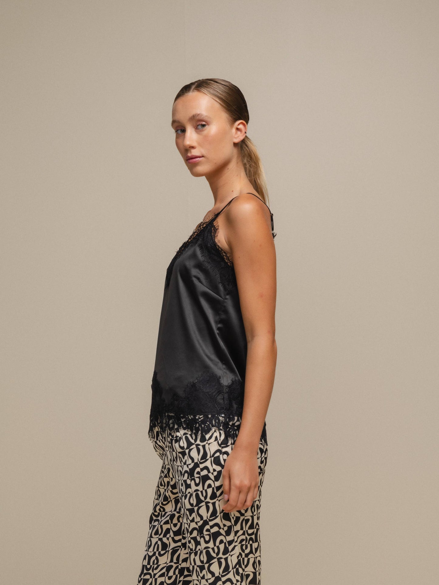 Top in raso con pizzo e spalline sottili