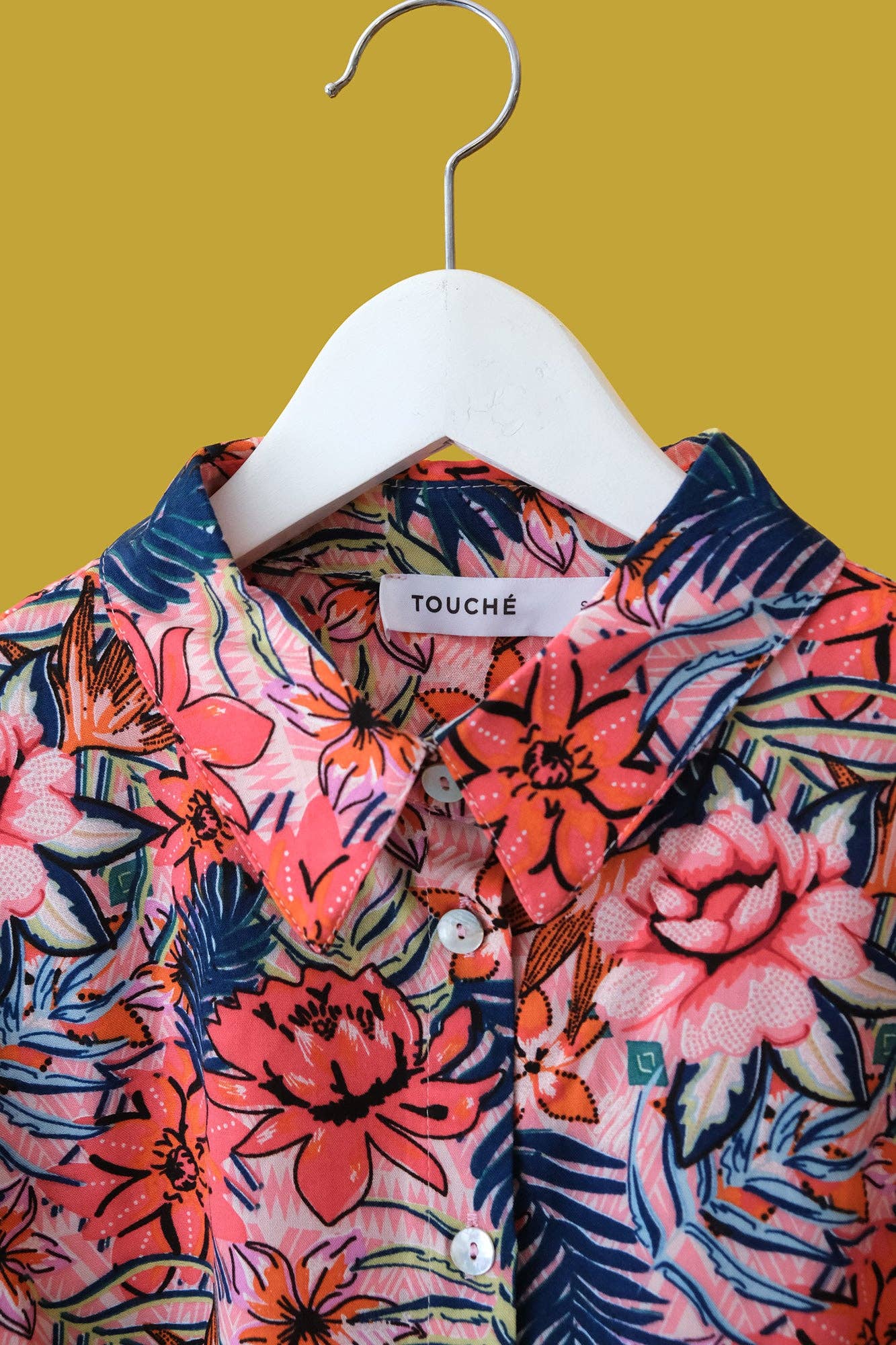 Camicia in viscosa con stampa floreale tropicale