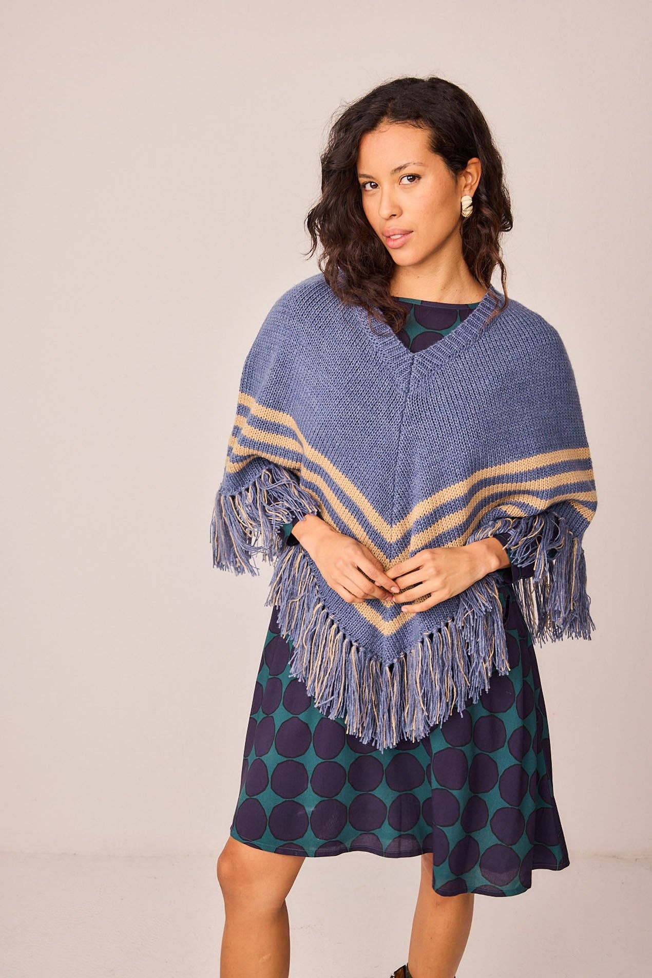 Poncho Petalo Blu con Frange