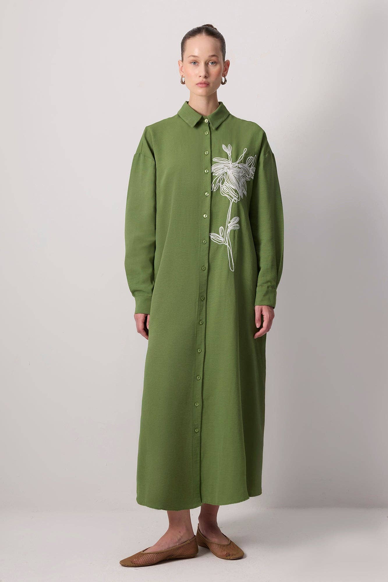 Abito chemisier lungo verde con ricamo floreale