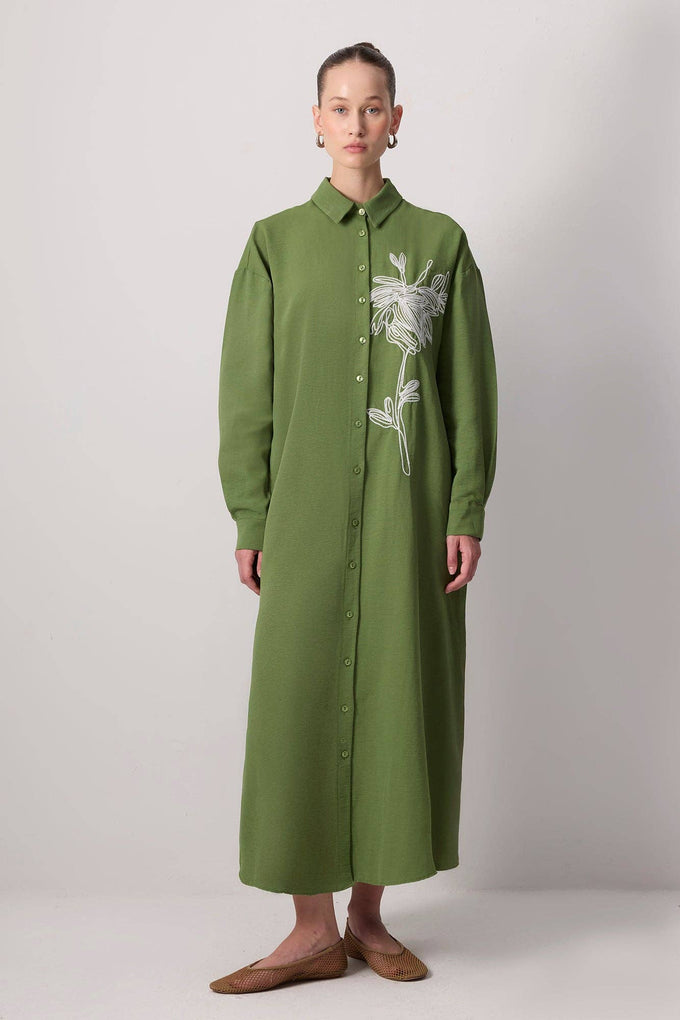 Abito chemisier lungo verde con ricamo floreale