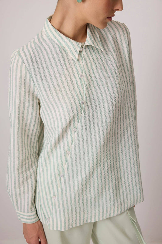 Camicia seersucker a righe con bottoni asimmetrici menta e bianco