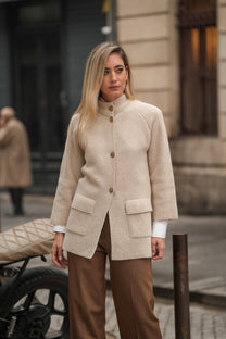 Cappotto strutturato in lana con collo alto
