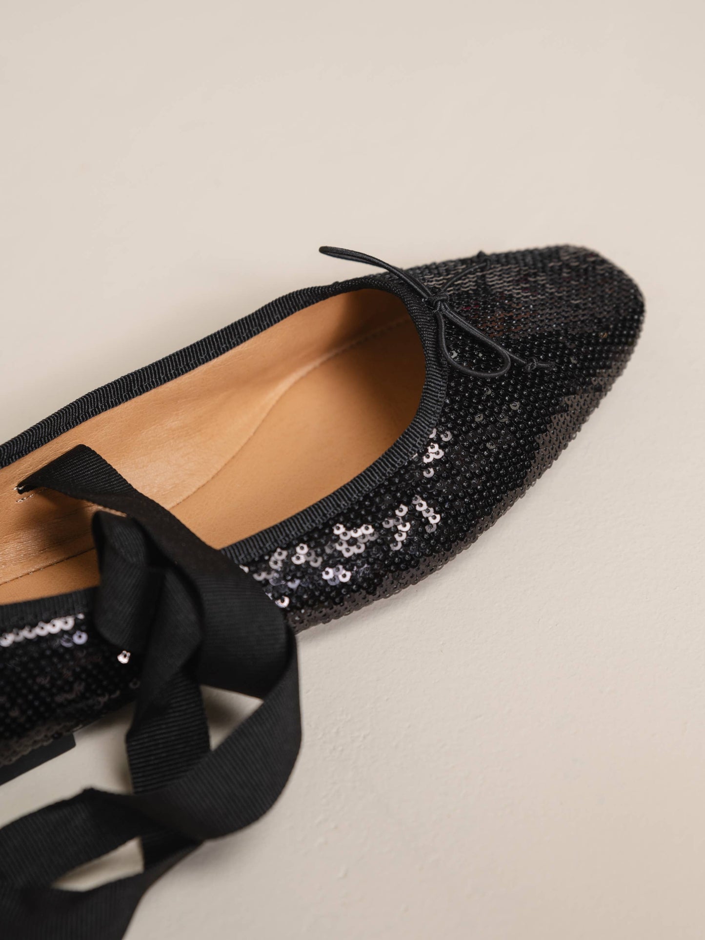 Ballerine nere con paillettes e nastri avvolgenti