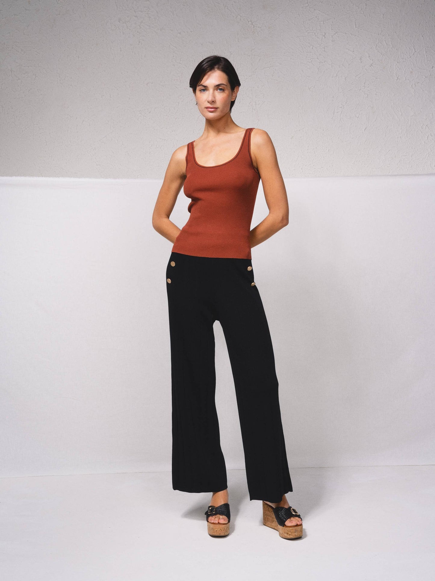 Pantaloni in maglia fine a coste con bottoni dorati