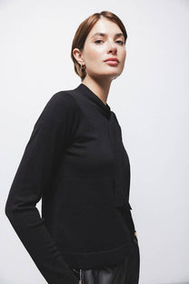 Maglione in maglia rasata con scollo a V e fiocco