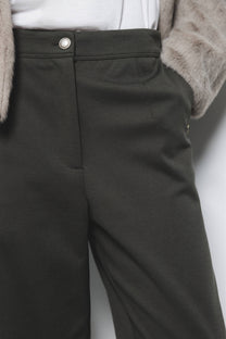 Pantaloni slim essenziali con tasche laterali