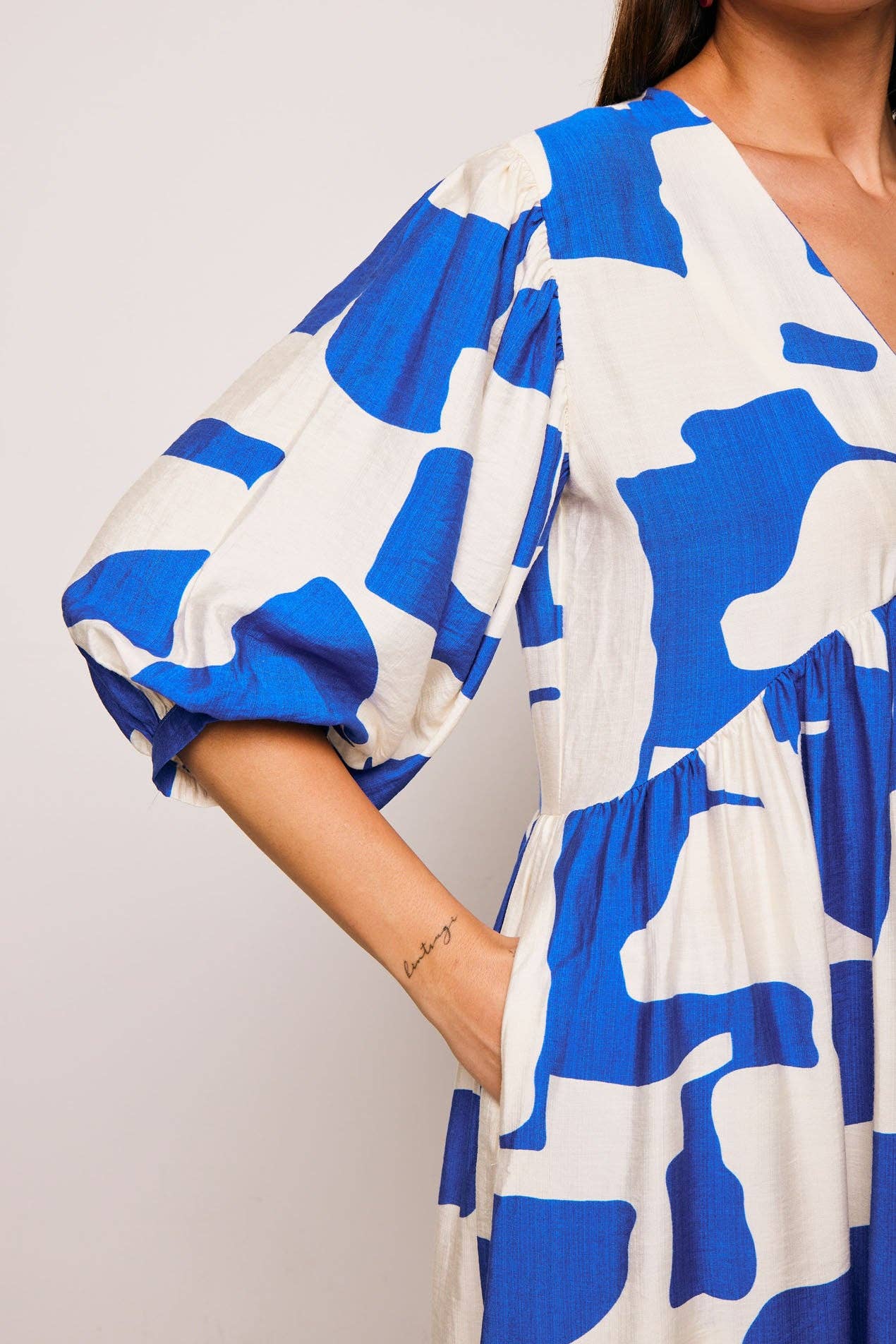 Abito lungo oversize con stampa astratta blu