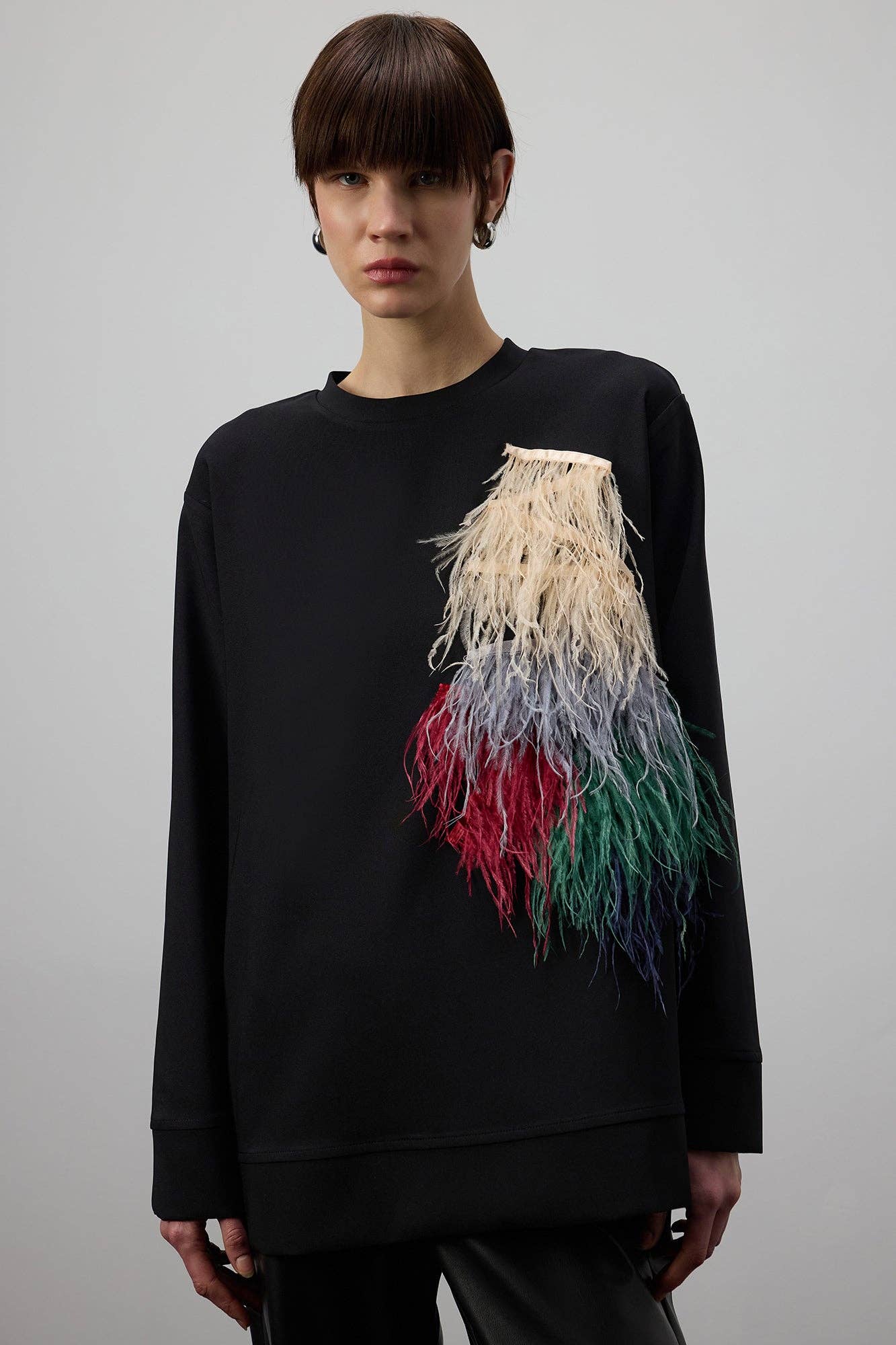 Tunica oversize nera con applicazione piumata multicolor