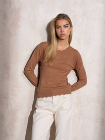 Maglia in maglia girocollo con bottoni dorati