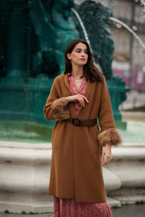 Cappotto lungo in lana con polsini in pelliccia e cintura