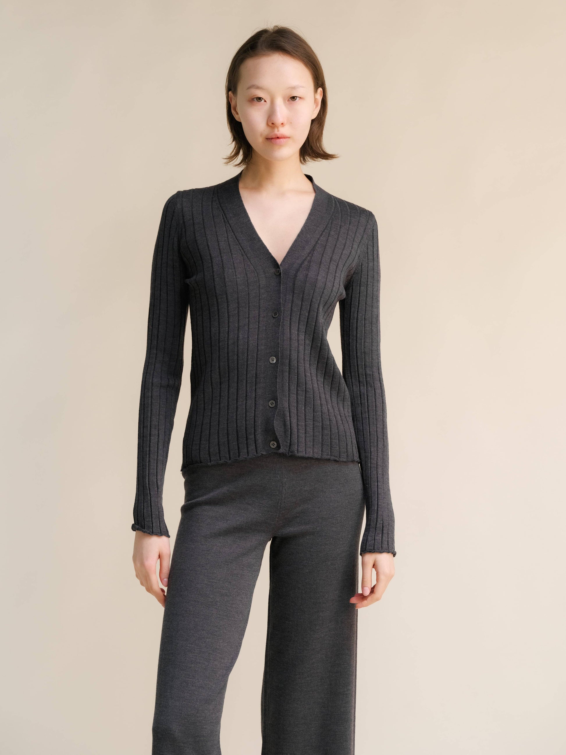 Cardigan scollo a V in lana merino extrafine
