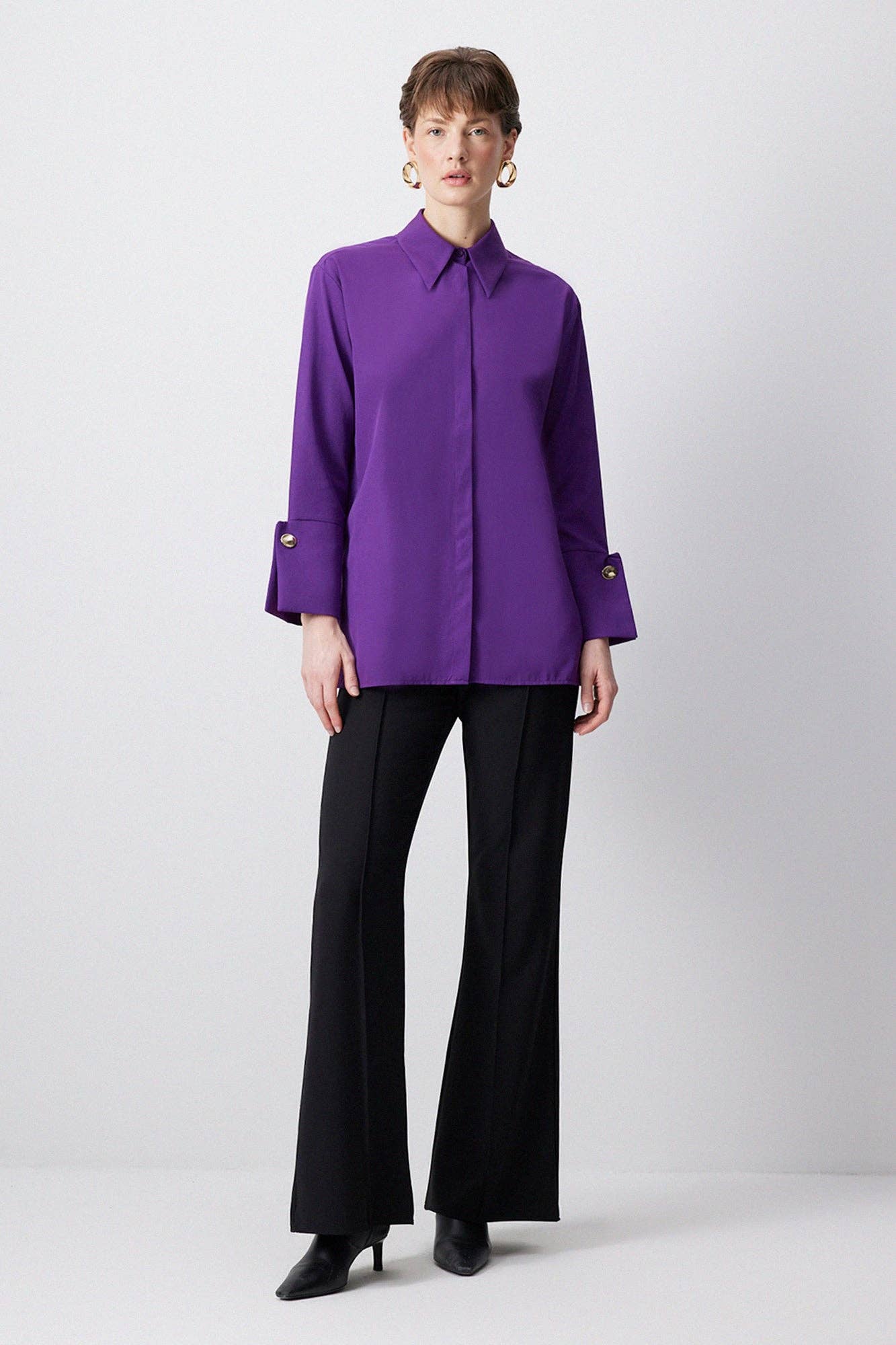 Camicia in popeline viola con polsini larghi decorativi in misto cotone