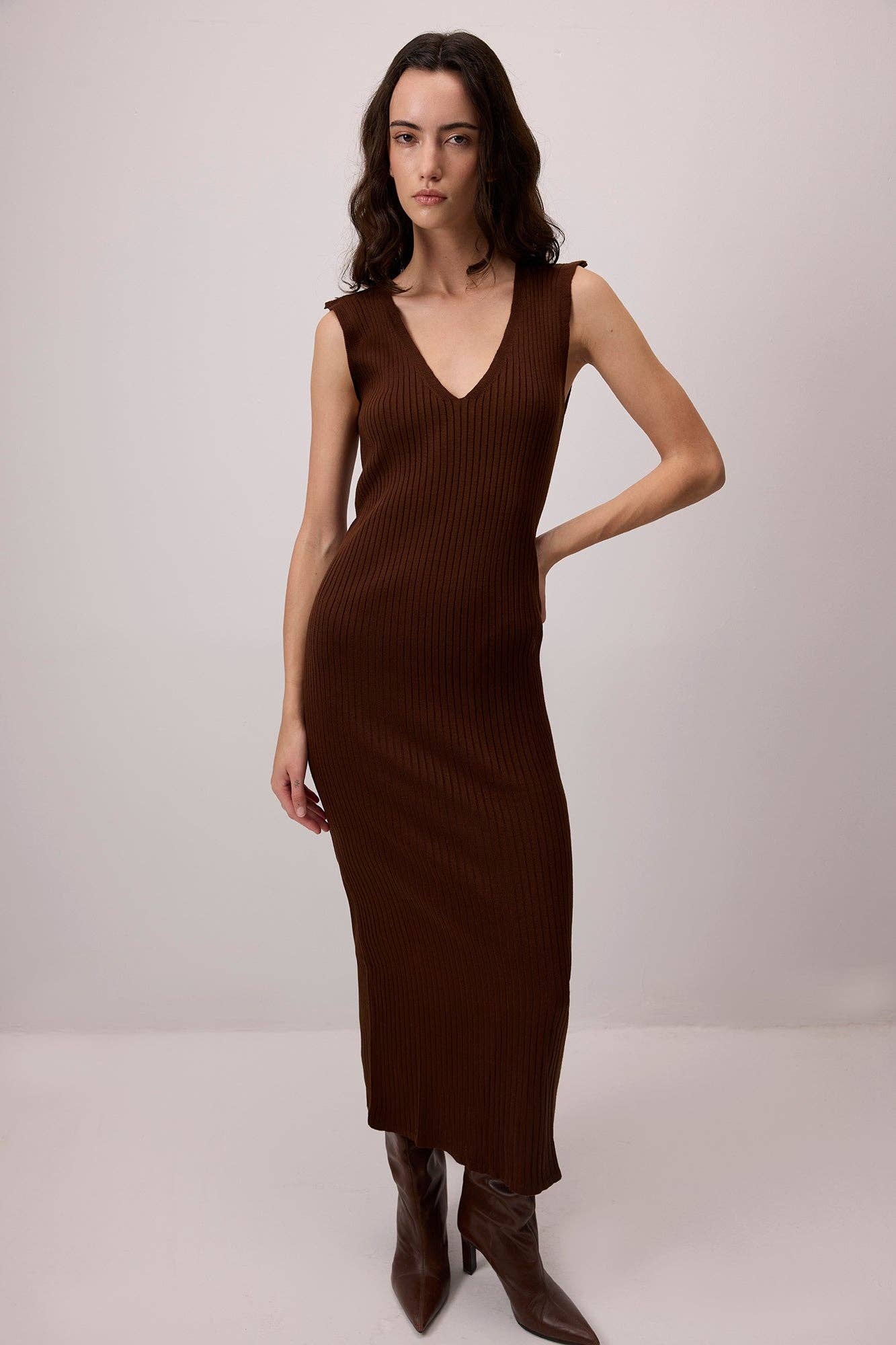 Set in maglia: maglione a righe e abito midi a coste