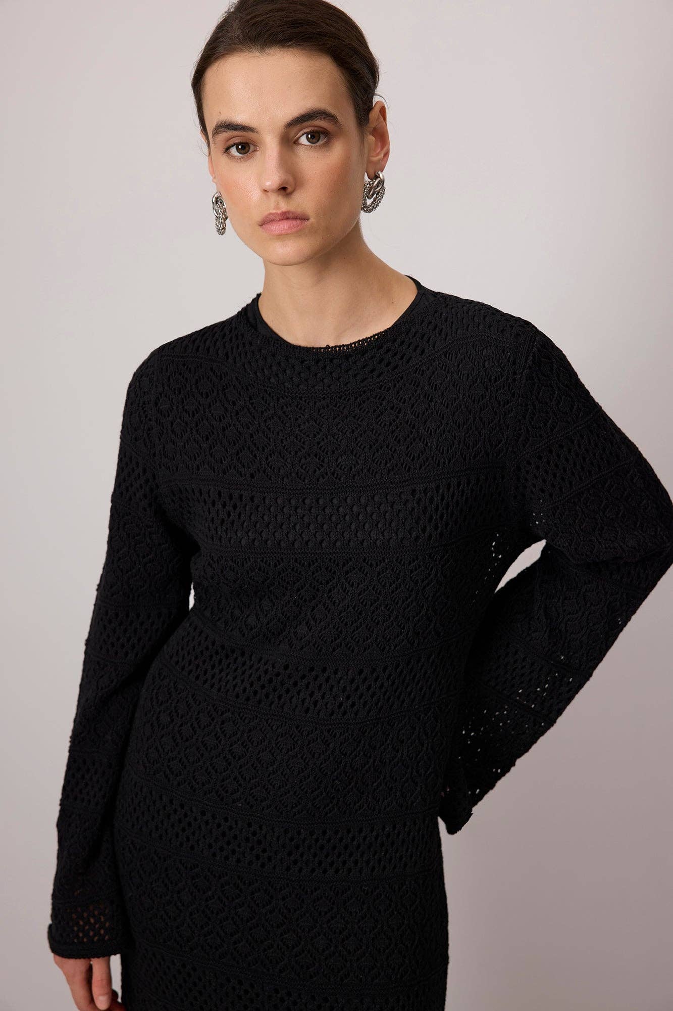 Abito lungo in maglia crochet con maniche lunghe