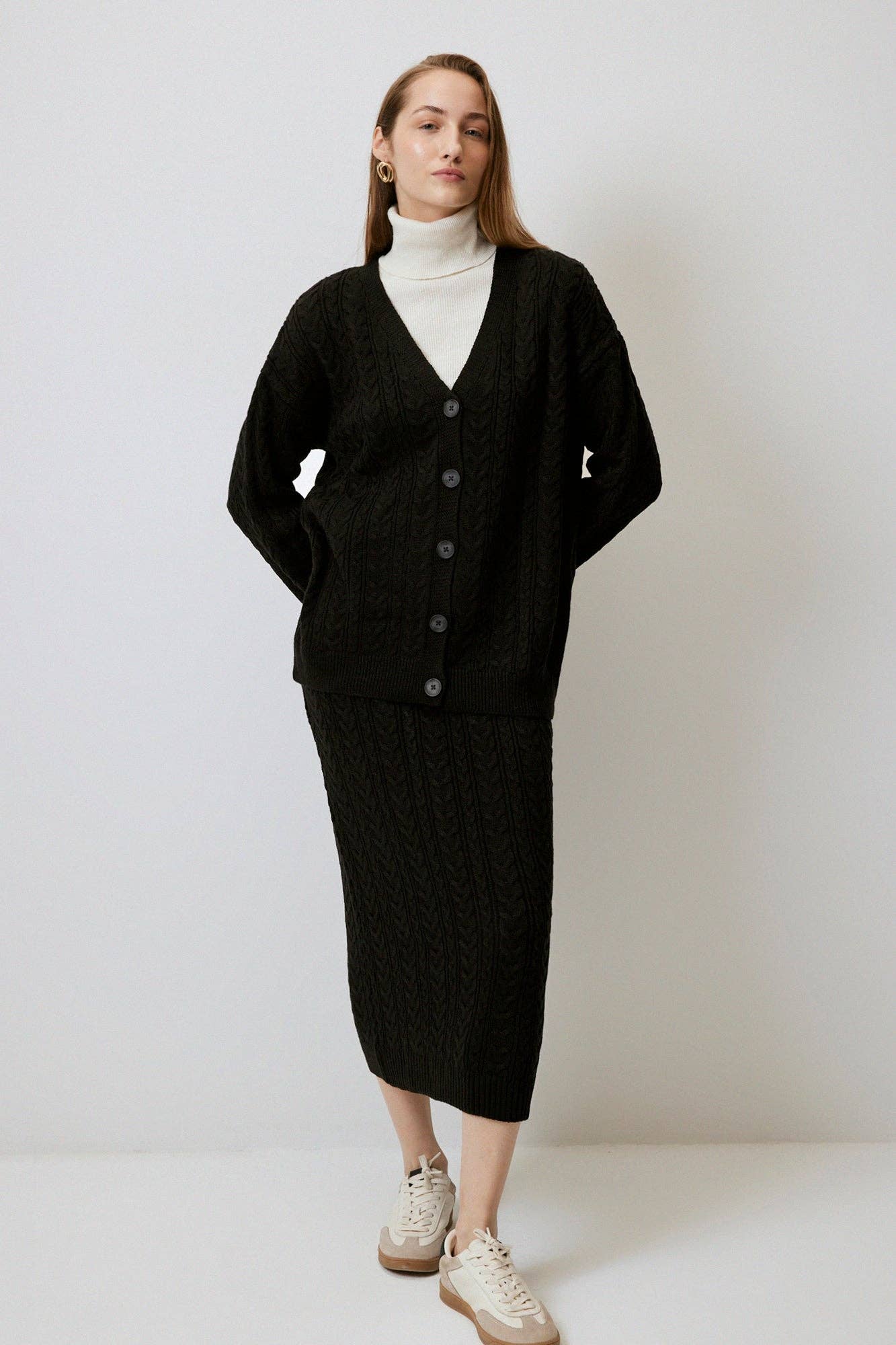 Set cardigan e gonna midi a trecce in maglia nera