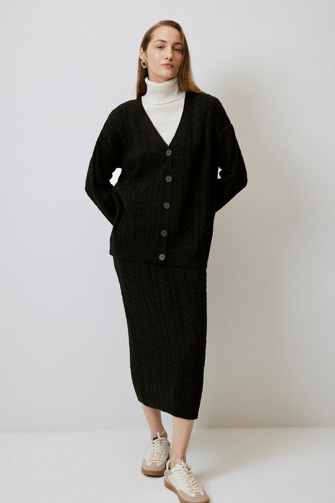 Set cardigan e gonna midi a trecce in maglia nera
