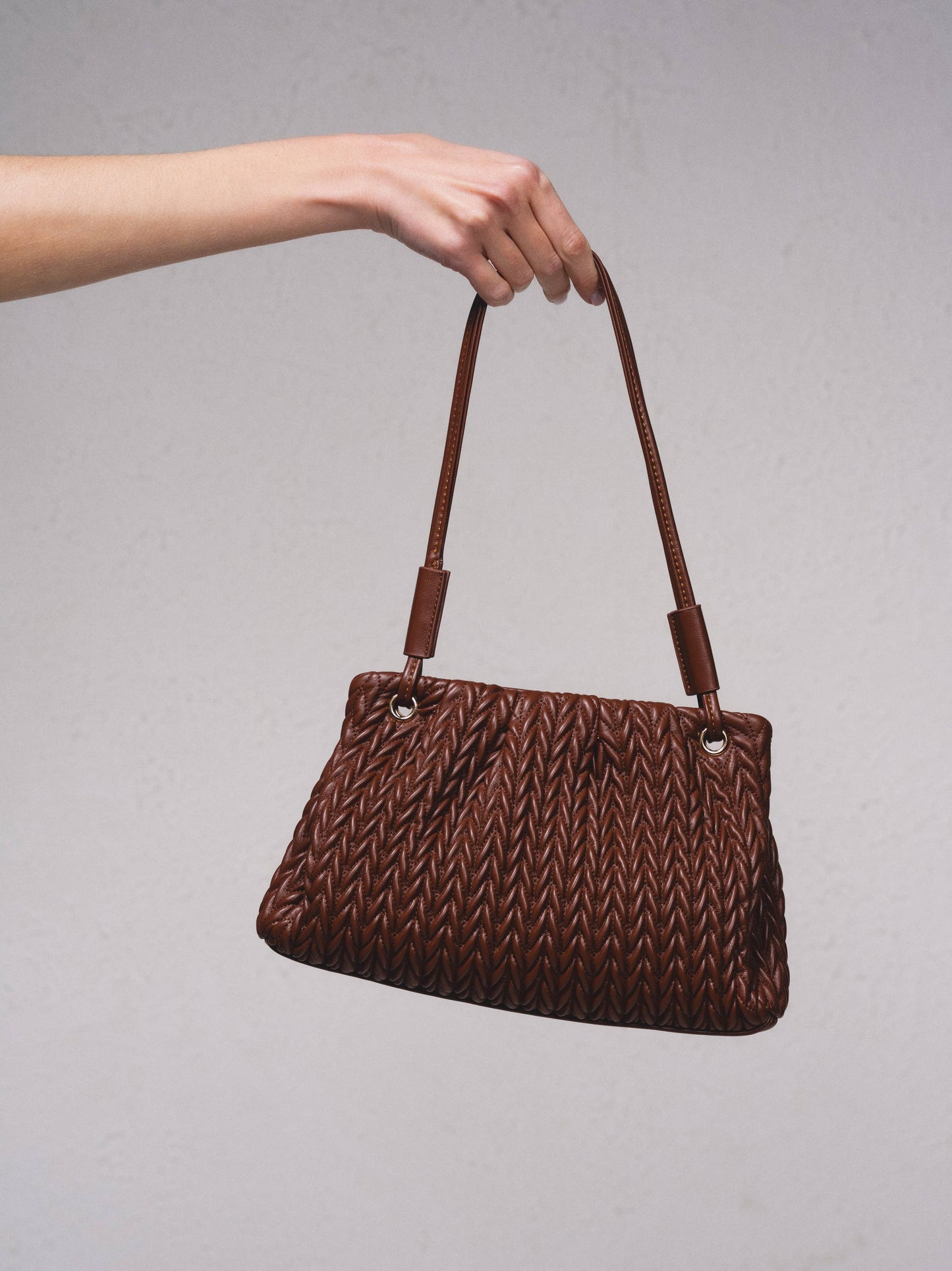 Borsa a tracolla intrecciata con chiusura magnetica