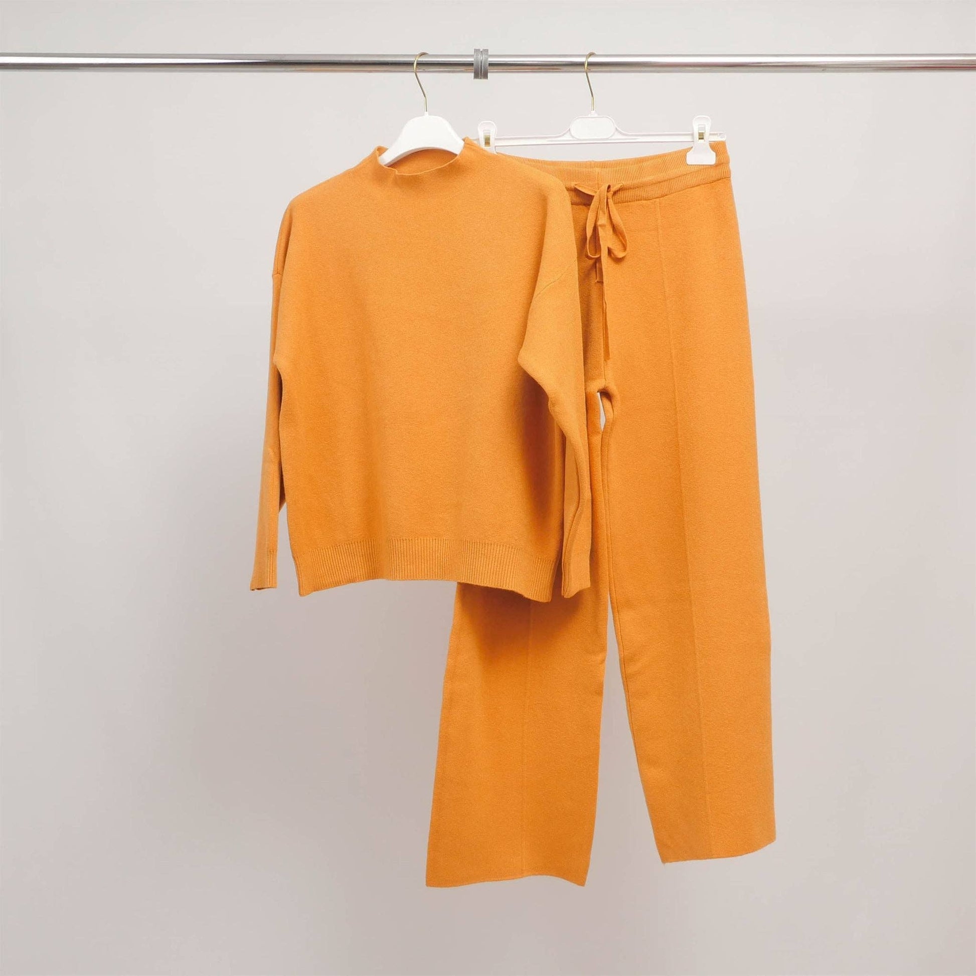 Completo minimal comodo maglione e pantaloni