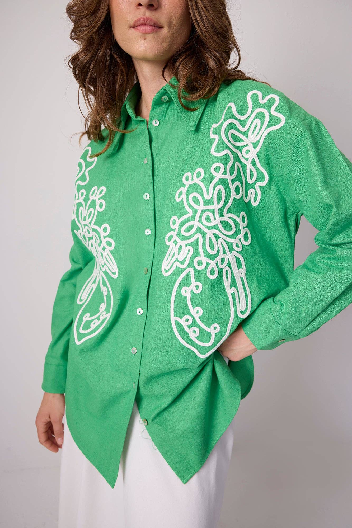 Camicia oversize verde ricamata con motivo astratto in misto cotone