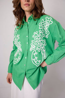 Camicia oversize verde ricamata con motivo astratto in misto cotone